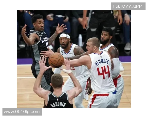 克里斯坦普顿成为国王队首位女性助教,开启篮球领域新篇章 克里斯坦普顿成为国王队首位女性助教,开启篮球领域新篇章