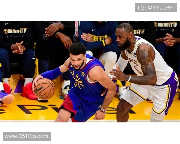 詹姆斯砍下三双西决首战湖人胜火箭